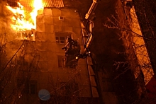Специалисты приступили к обследованию поврежденной при крупном пожаре многоэтажки в Тюмени