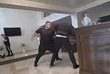 Украинские туристы подрались с работниками отеля из-за омлета и попали на видео