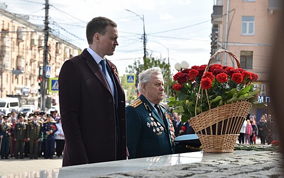 Павел Малков возложил цветы к Вечному огню у мемориала Победы