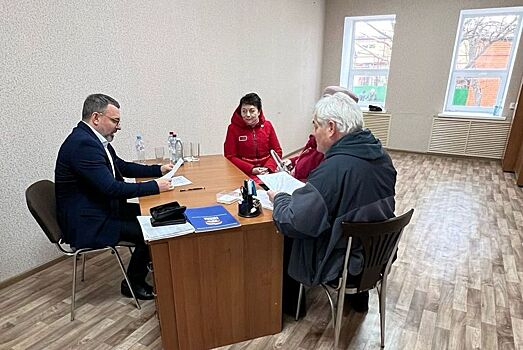 Дмитрий Лоцманов провёл прием граждан в Ейском районе
