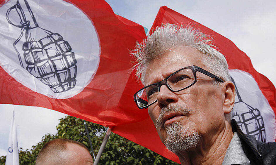 Писатель и политик Эдуард Лимонов ушел из жизни 17 марта в возрасте 77 лет. Он занимался организацией протестных акций, отсидел в тюрьме, выдвигал свою кандидатуру на выборы президента РФ.