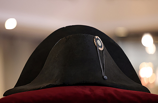 Шляпу Наполеона продали на аукционе за почти 2 млн евро