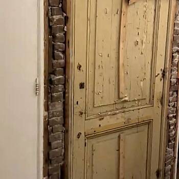 Новые хозяева дома нашли за стеной дверь в тайную комнату