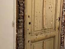 Новые хозяева дома нашли за стеной дверь в тайную комнату