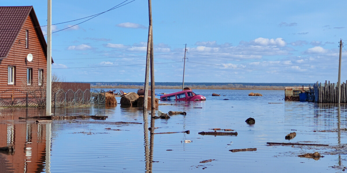 Паводки: выплаты в Кургане, опасная ситуация в Викулово, уход воды из Оренбуржья