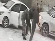 Россиянина затолкали в машину ради шутки