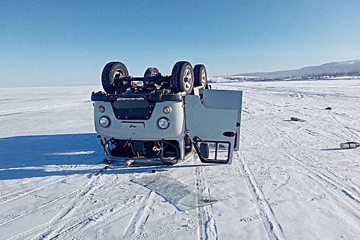 На льду Байкала перевернулся автомобиль с туристами