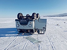 На льду Байкала перевернулся автомобиль с туристами