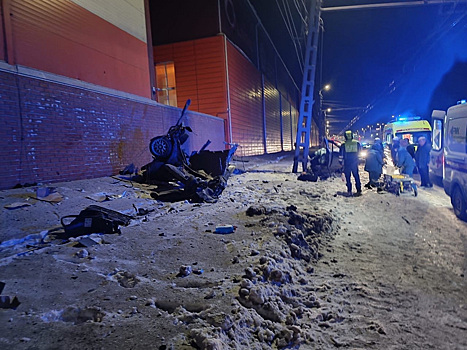Два человека пострадали в ДТП со столбом в Челябинске