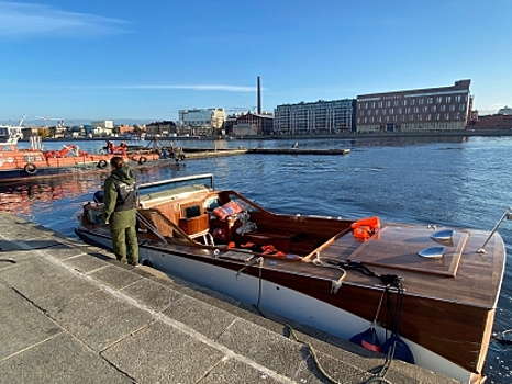 Прогулочный катер врезался в мост и затонул в Петербурге