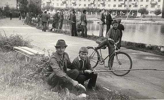 Фотомарафон "100-летие ТАССР": рыбаки на городском озере Зеленодольска, 1980 год