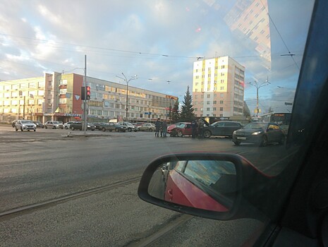 Вторая авария за день на площади Капошвара - постардал человек