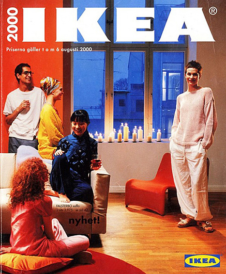 Каталог IKEA, 2000 год. Примерно такой мы IKEA и узнали. Первый магазин открылся в 2000 году в подмосковных Химках и сразу же «взорвал сознание» россиян. Яркий дизайн, компактная упаковка (по легенде, Кампрад сам придумал ее, когда увидел, как один из его сотрудников, пытаясь поместить стул в машину, откручивает ножку), возможность поваляться на кроватях и, конечно, бесплатные карандаши. 