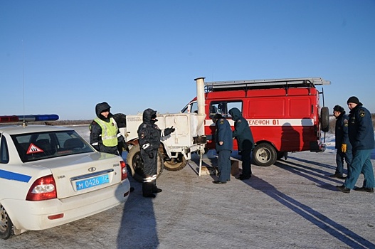 Автоинспекторы и спасатели организовали пункт обогрева на трассе Тюмень – Ханты-Мансийск