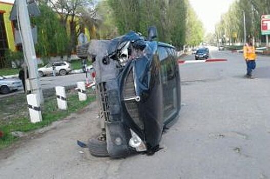 Пьяный водитель иномарки протаранил Lada и перевернулся в Заводском районе