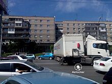 Огромная фура полностью перекрыла Красный проспект