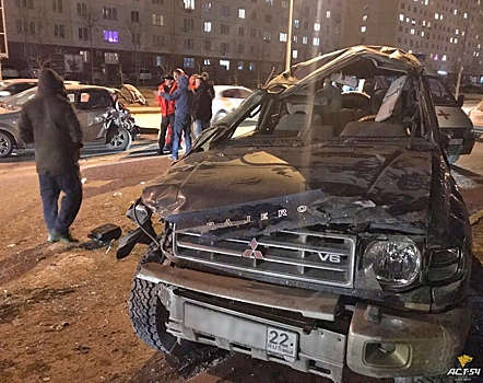 В Октябрьском районе внедорожник перевернулся набок после столкновения с другим автомобилем