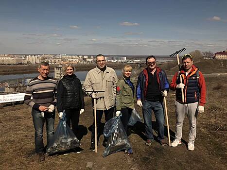 Кто-то бревна носил, а кто-то селфи пилил: смотрим фотографии с субботника в Нижнем Новгороде