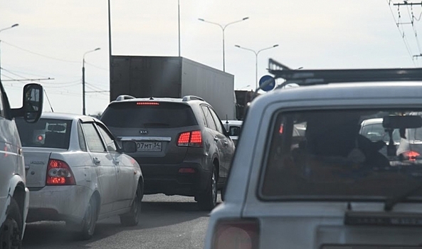 На мосту через ГЭС водители стоят в пробке по пути в Волгоград