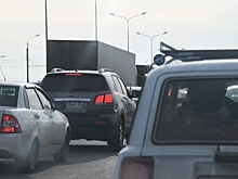 На мосту через ГЭС водители стоят в пробке по пути в Волгоград