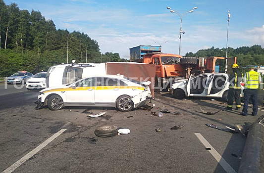Массовая автоавария на МКАД из-за отлетевшего колеса попала на видео
