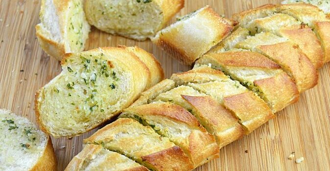 Секрет ароматного хлеба, который я пеку дома. Этот вкусный сырный хлеб «по-французски» долго не черствеет
