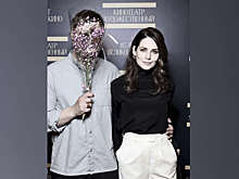 KP.RU: жена актера Цыганова Юлия посетила премьеру его фильма "1993" вместо него