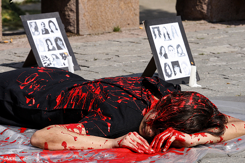 Одна из протестующих во время марша памяти военного переворота Пиночета в Чили, 2012 год