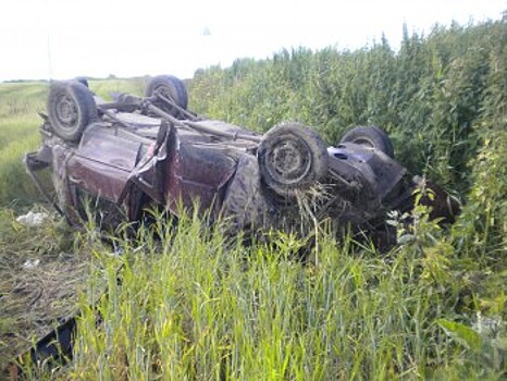 Водитель без прав устроил дорожную аварию, пострадал сам