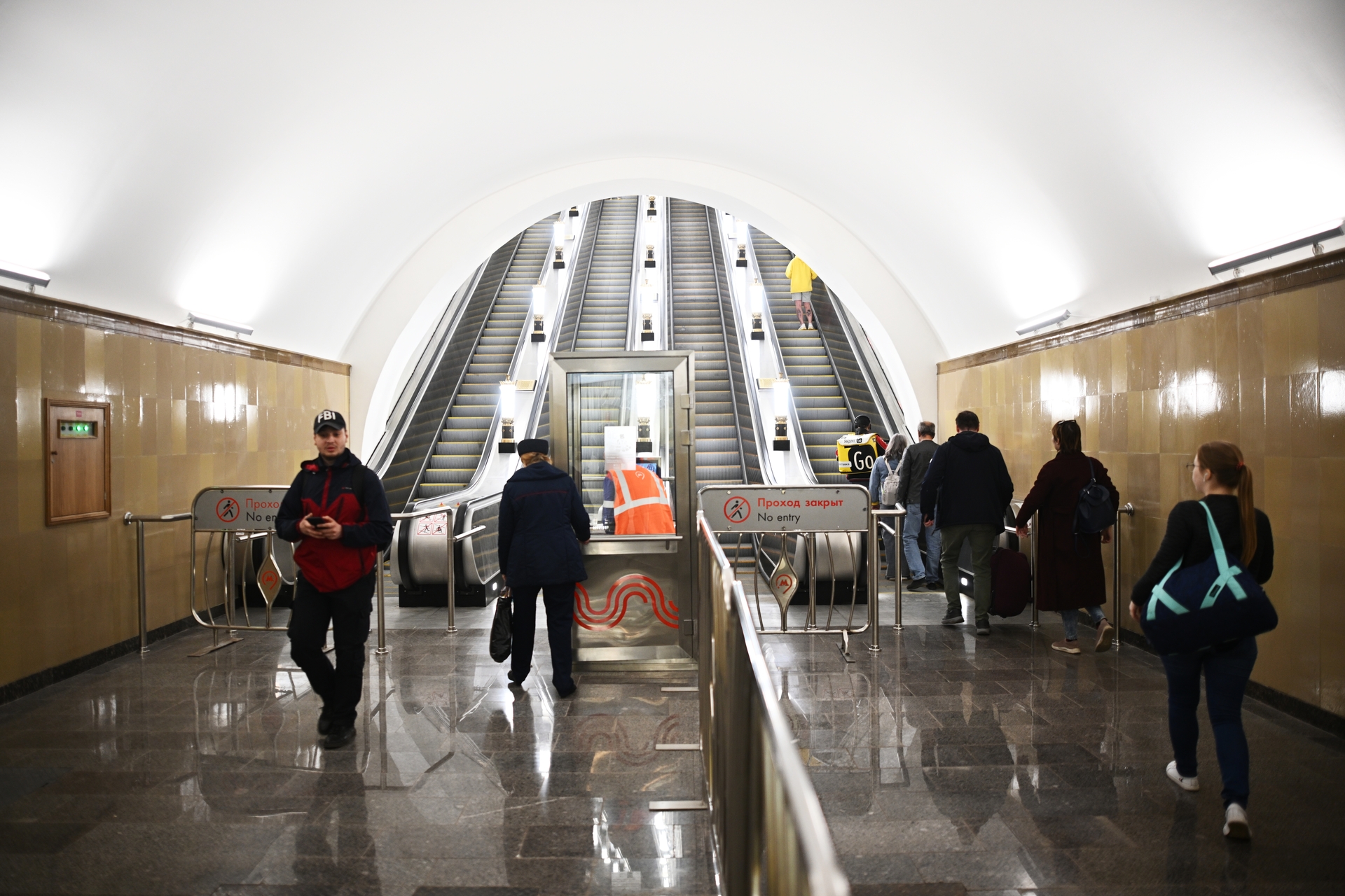 Метро сделали русские. Метро Рижская БКЛ. Авиамоторная станция метро Москва трагедия. Авария в метро 1982 Авиамоторная. Авиамоторная эскалатор.