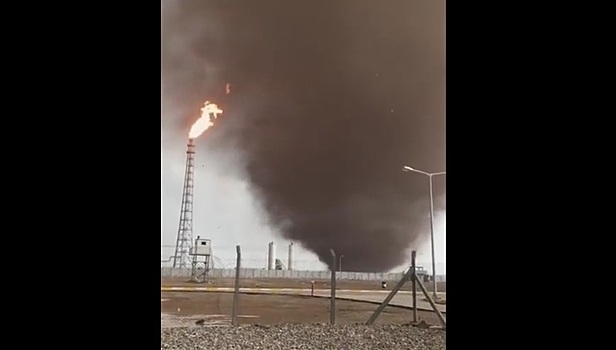 Очевидец опубликовал впечатляющее видео торнадо на нефтяных полях в Басре