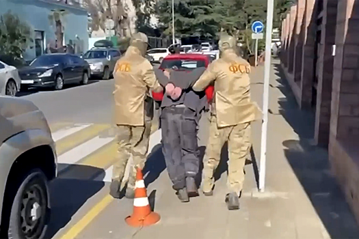 ФСБ опубликовала кадры задержания диверсанта в Сочи возле железной дороги
