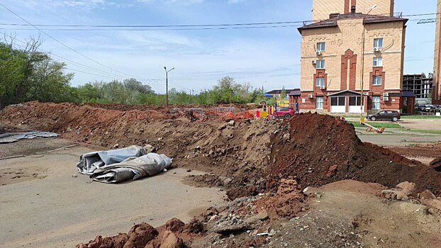 В Оренбурге с насыпной дамбы на улице Черепановых вывозят грунт
