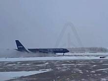 Опубликовано видео выкатывания российского почтового самолета за пределы полосы