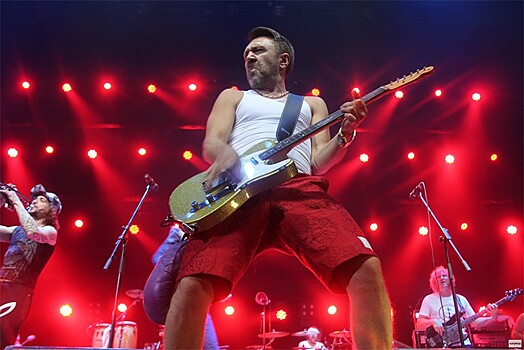 Шнуров спел о том, что Невзоров "не Зорро"