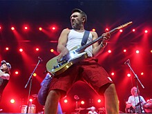 Шнуров спел о том, что Невзоров "не Зорро"