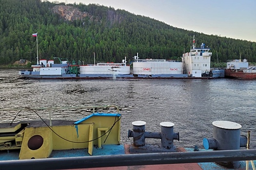В Иркутской области исчез танкер, разливший нефть после столкновения