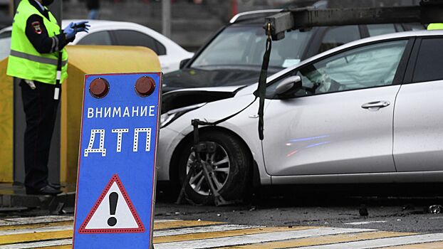 Mercedes разломило надвое: В Москве произошла авария
