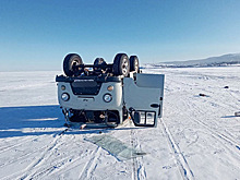 Машина с туристами перевернулась на льду Байкала