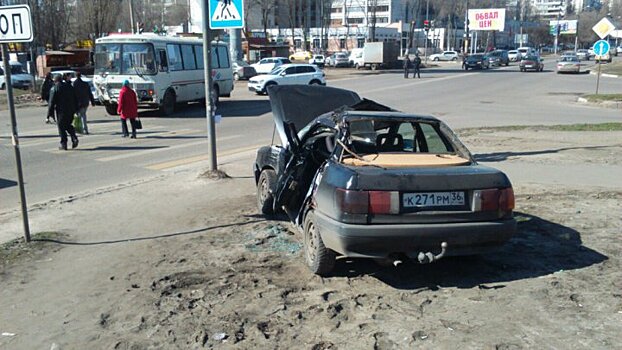 В столкновении пассажирского автобуса и иномарки в Воронеже пострадала женщина