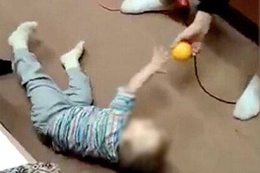 Издевательства российских подростков над ребенком в детдоме сняли на видео