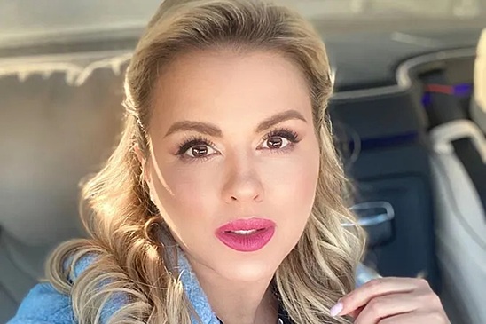 Семенович примерила забавный парик для съемок