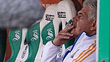 Тренер мексиканского «Тигрес» закурил во время игры. Его дисквалифицировали на один матч