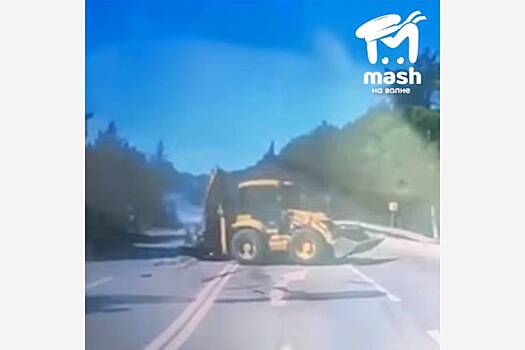 В российском регионе «Газель» врезалась в трактор, перевернулась и попала на видео