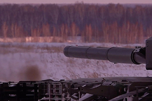 Удар Т-80БВМ по цели управляемой ракетой попал на видео
