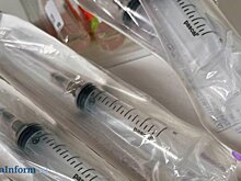 Алкоголь снижает эффект от прививки и усугубляет осложнения