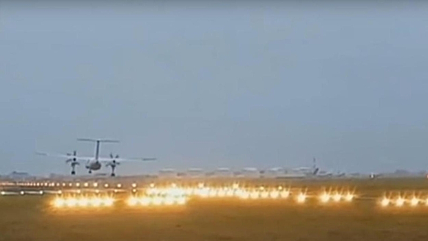 В "самом бесполезном аэропорту" мира впервые приземлился самолет