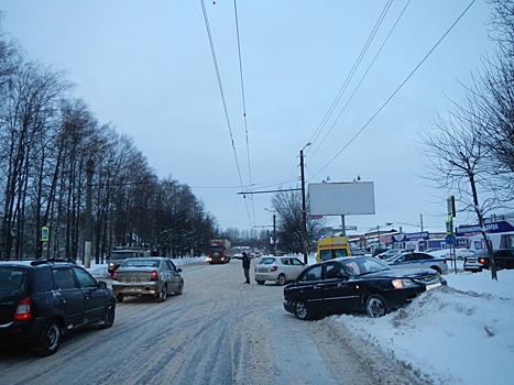 ДТП в Костроме: владелица Hyundai Accent врезалась в сугроб