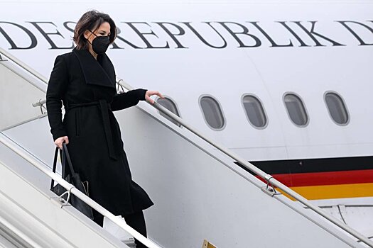 Глава МИД Германии Анналена Бербок пересядет на самолеты регулярных авиалиний