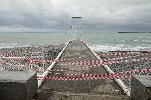 В Сочи из-за шторма отменили Крещенские купания в Черном море